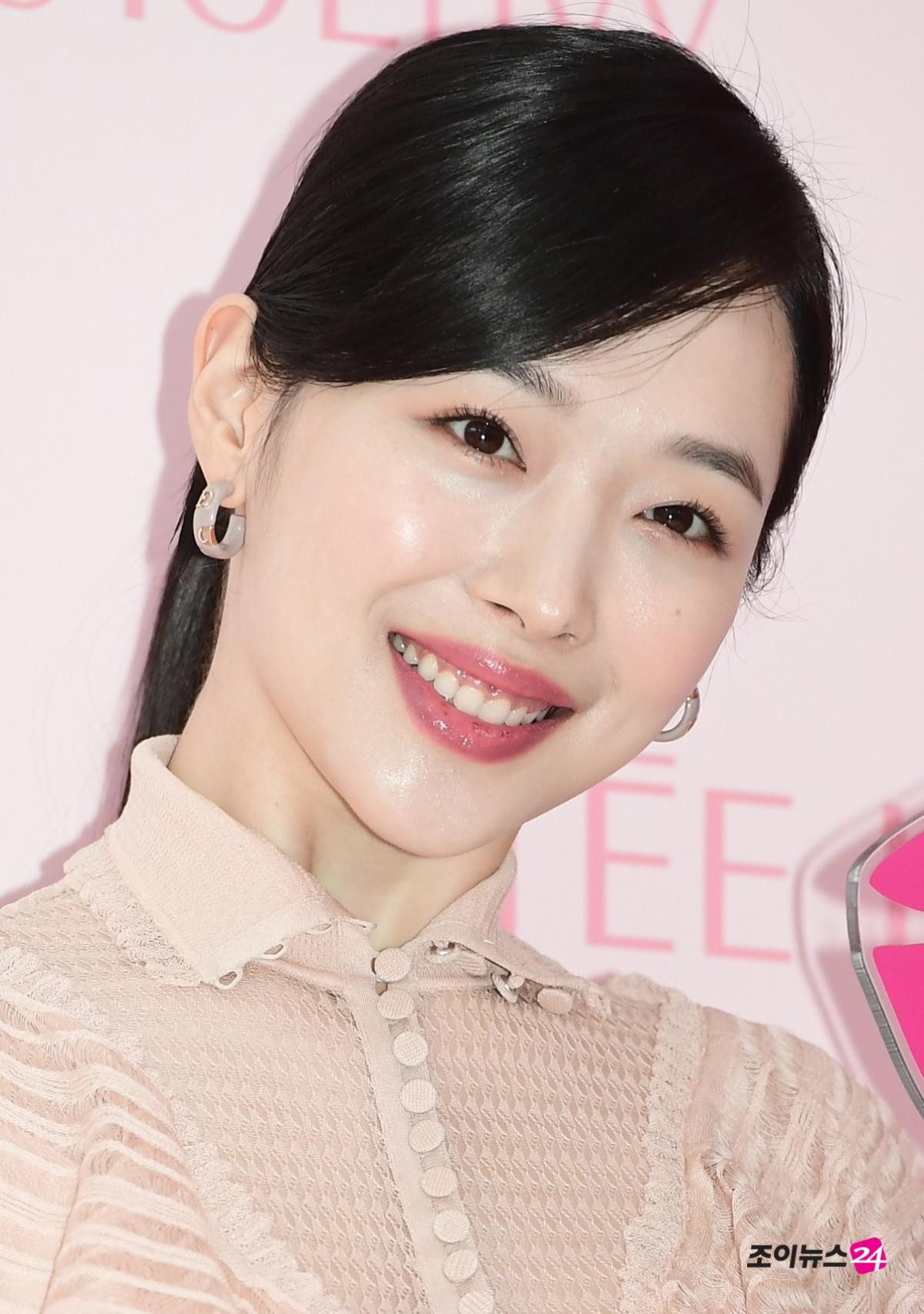 Sulli và Jisoo (Black pink) diện cùng một chiếc váy, ai mặc đẹp hơn ai? Ảnh 6