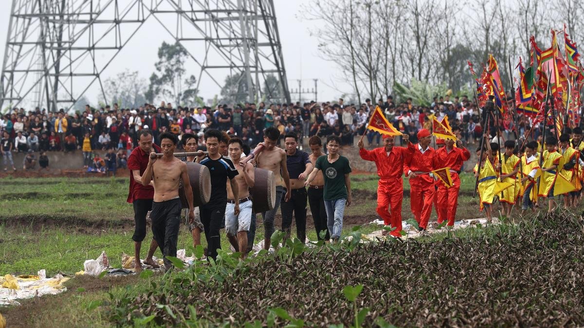 Hàng trăm thanh niên trai tráng bao vây sân đền đòi được cướp phết Hiền Quan Ảnh 5