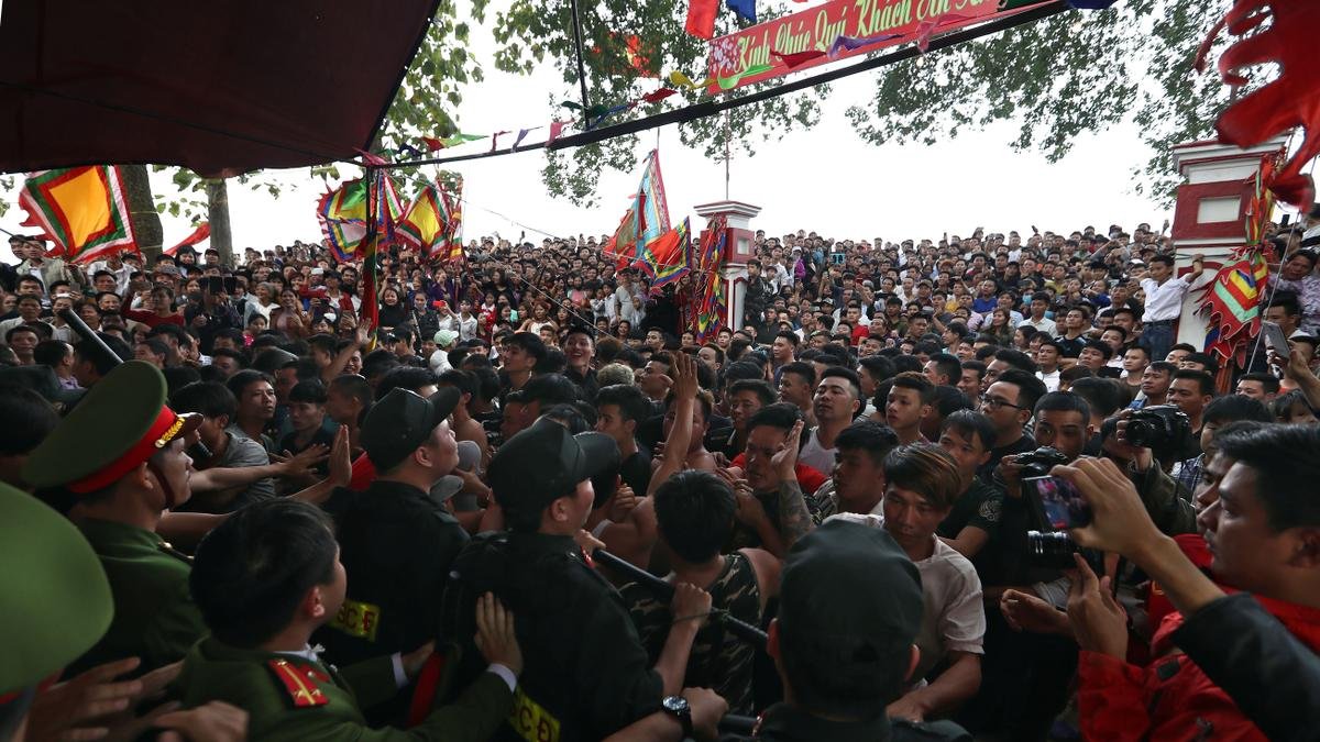 Hàng trăm thanh niên trai tráng bao vây sân đền đòi được cướp phết Hiền Quan Ảnh 14