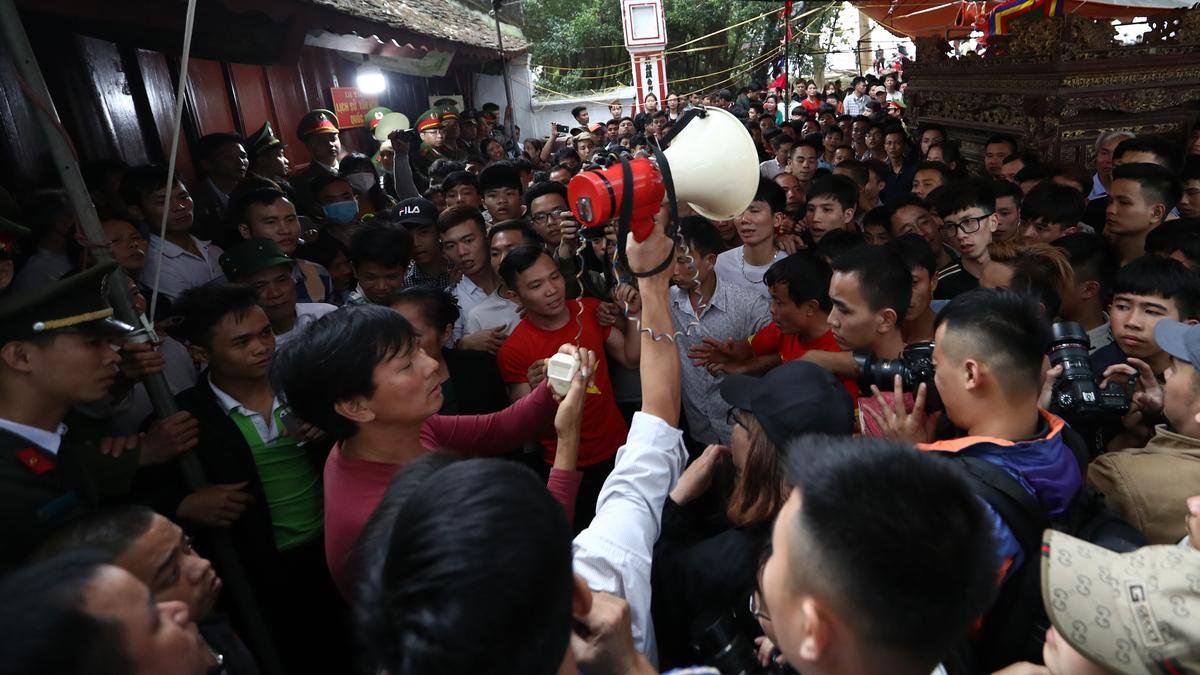 Hàng trăm thanh niên trai tráng bao vây sân đền đòi được cướp phết Hiền Quan Ảnh 17