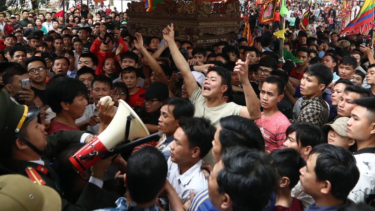 Hàng trăm thanh niên trai tráng bao vây sân đền đòi được cướp phết Hiền Quan Ảnh 18