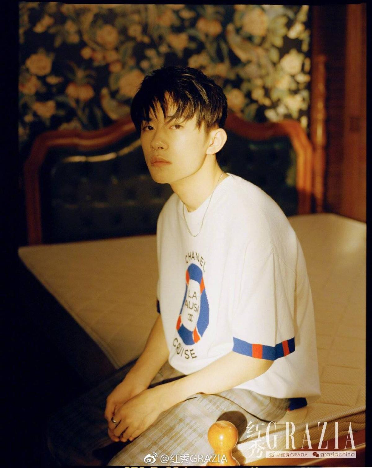 Dịch Dương Thiên Tỉ (TFBOYS) mang phong cách 'trai hư', Nghê Ni quyến rũ trên tạp chí Grazia kỷ niệm 10 năm Ảnh 3