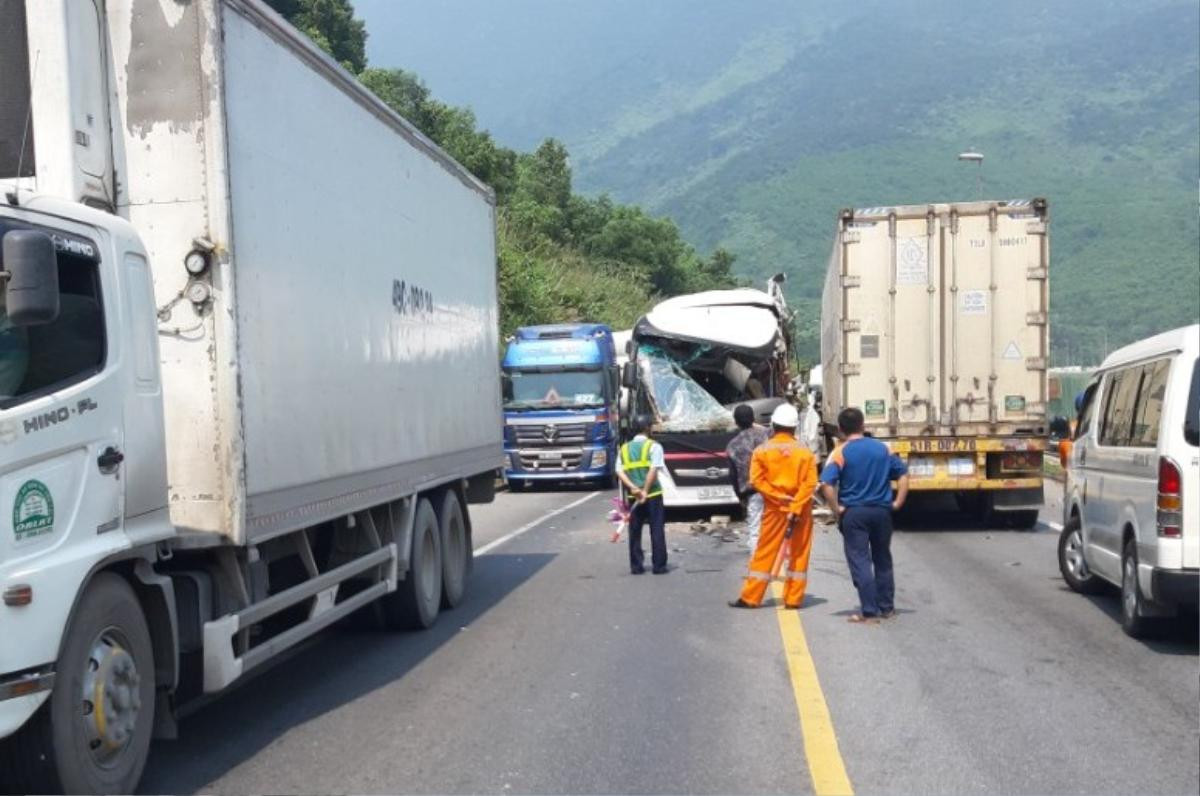 Nóng: Ô tô khách chở đoàn du lịch va chạm với container, 11 người bị thương Ảnh 2