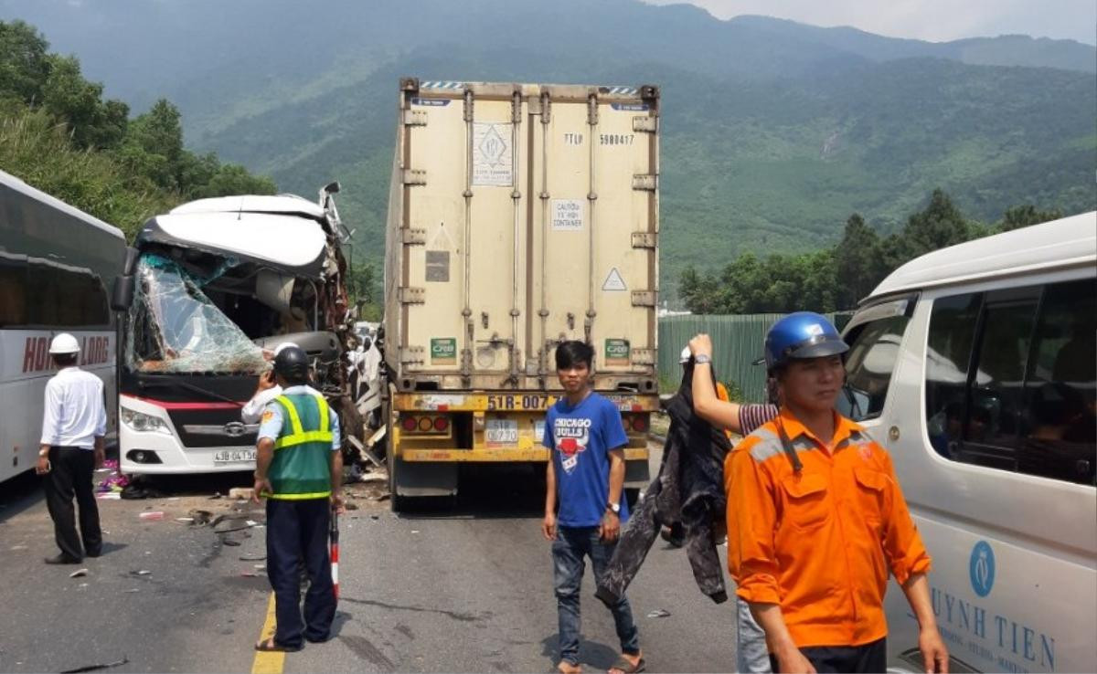 Nóng: Ô tô khách chở đoàn du lịch va chạm với container, 11 người bị thương Ảnh 1