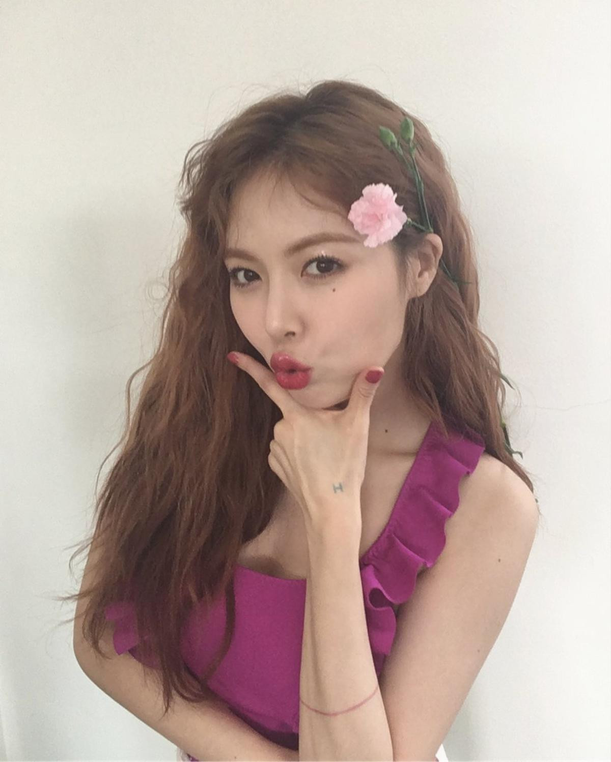 HyunA đăng ảnh kỷ niệm 12 năm debut nhưng lại bị… cặp lông mày chiếm hết spotlight Ảnh 4