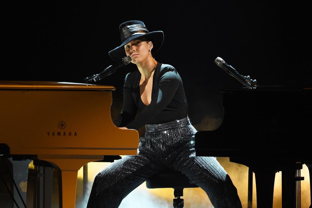 Ellen 'thách đấu' màn trình diễn Grammy của Alicia Keys: Clip siêu thú vị bạn không nên bỏ qua! Ảnh 1