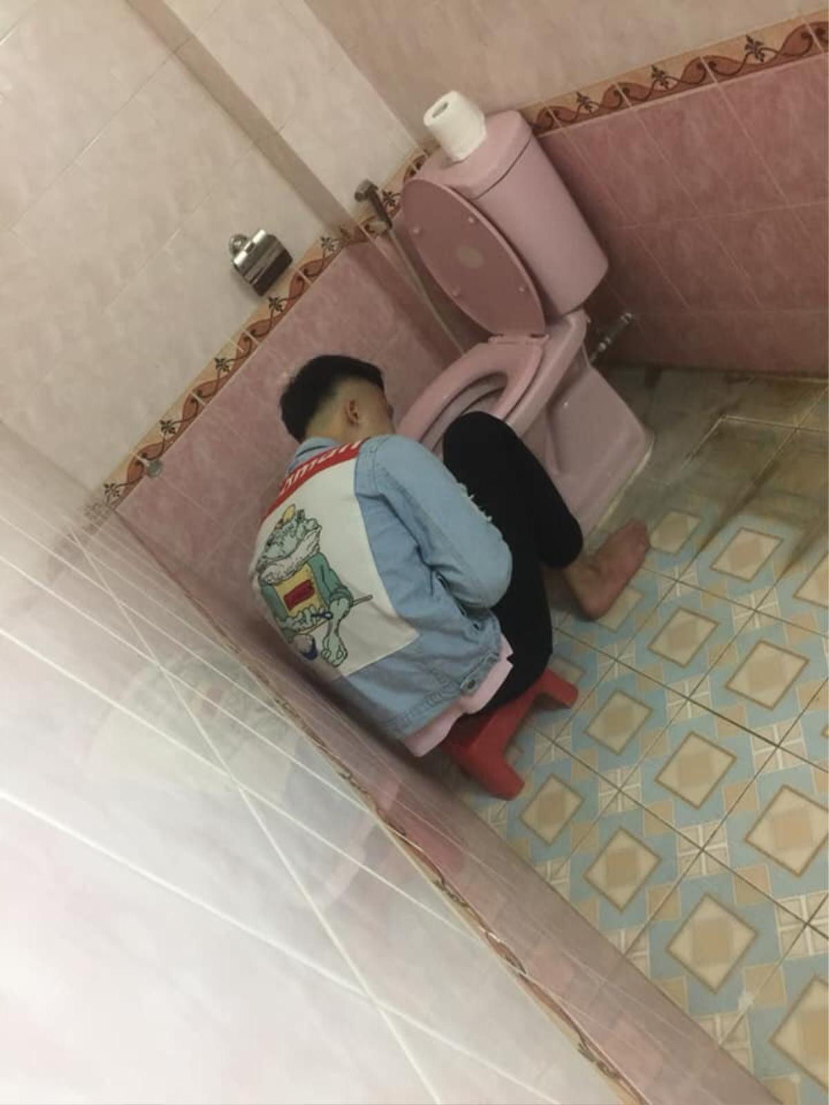 Uống rượu say quên trời đất, anh chàng được hội anh em 'hộ tống' vào toilet cùng chăn chiếu rồi ngủ luôn đến sáng Ảnh 1