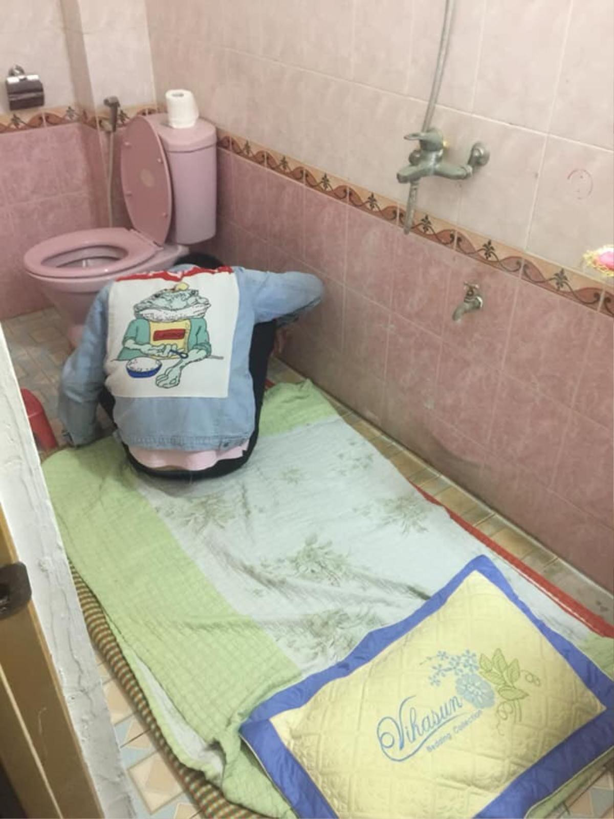 Uống rượu say quên trời đất, anh chàng được hội anh em 'hộ tống' vào toilet cùng chăn chiếu rồi ngủ luôn đến sáng Ảnh 2