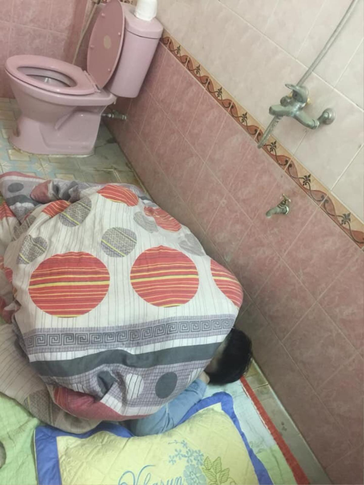 Uống rượu say quên trời đất, anh chàng được hội anh em 'hộ tống' vào toilet cùng chăn chiếu rồi ngủ luôn đến sáng Ảnh 3