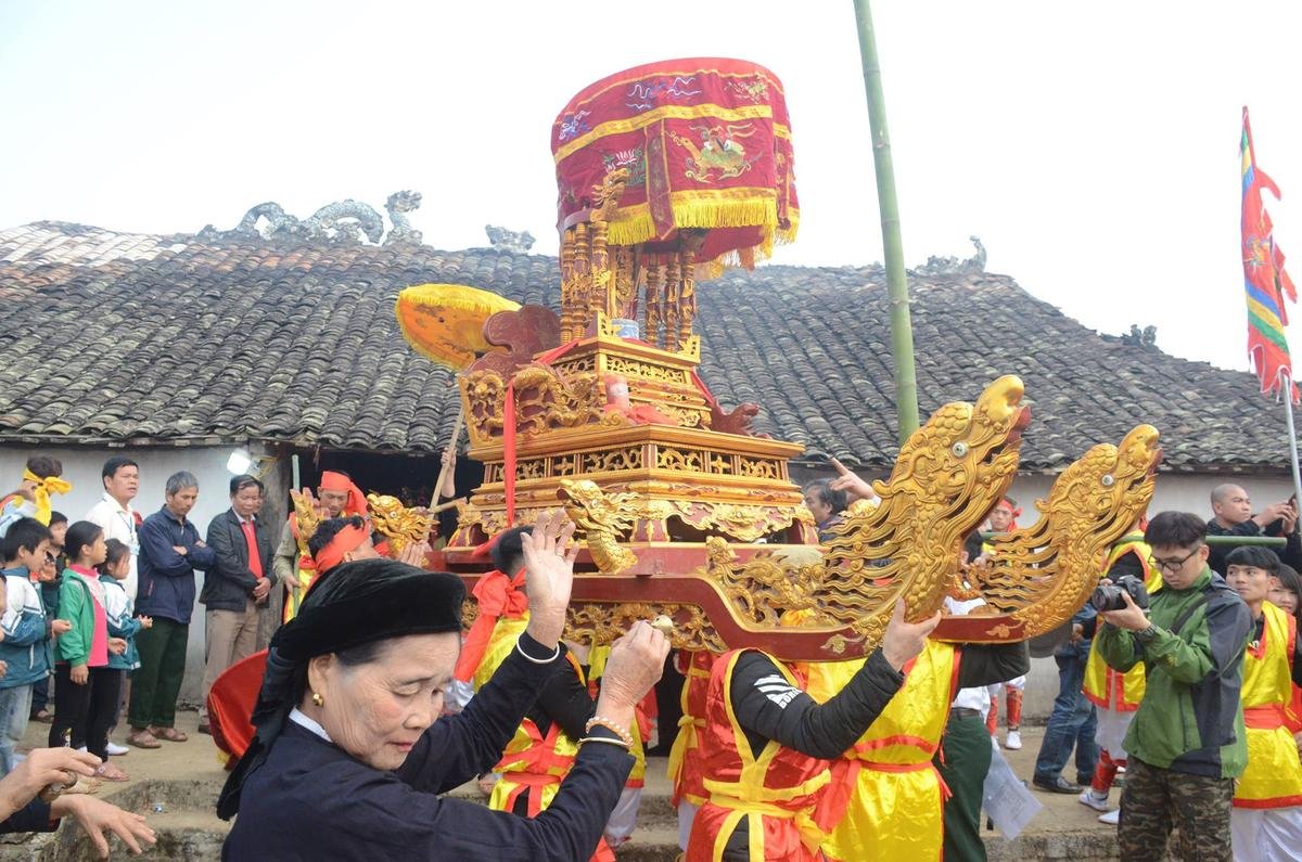 Chị em háo hức thi nhau sờ lên linh vật trong lễ hội ‘rước của quý’ độc nhất vô nhị Việt Nam Ảnh 7