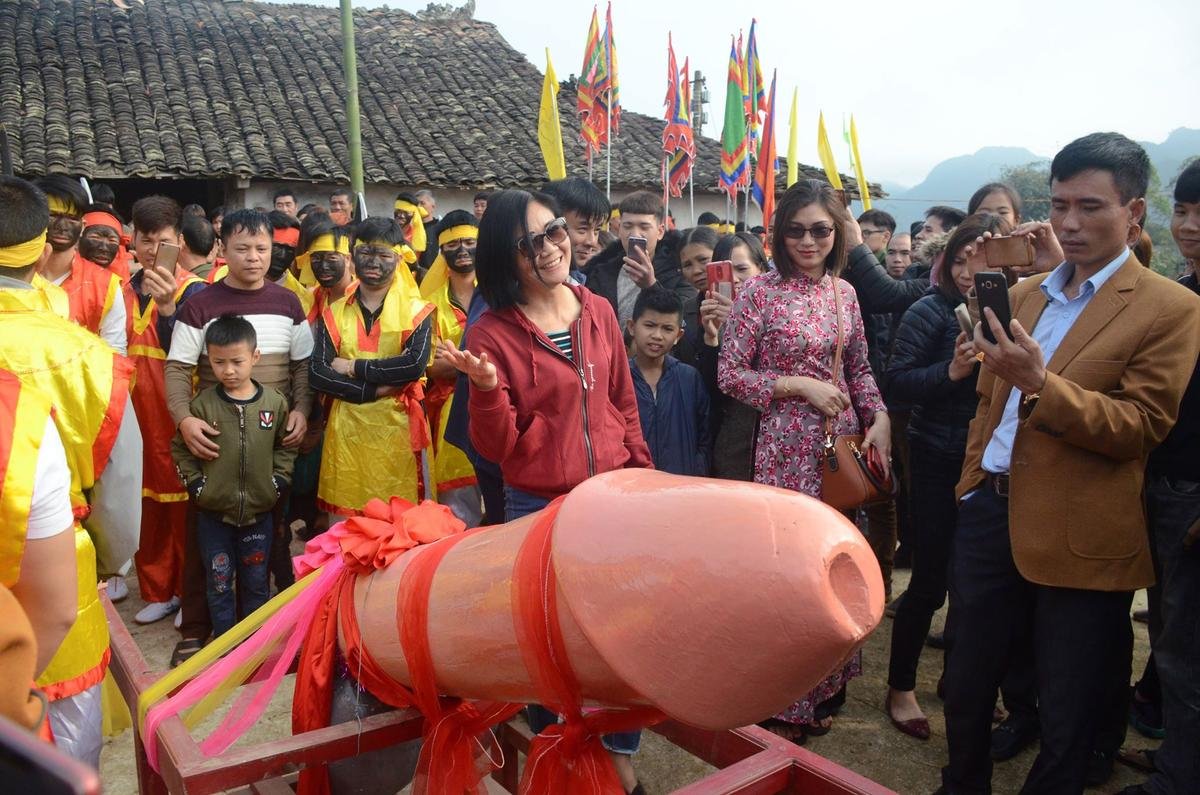 Chị em háo hức thi nhau sờ lên linh vật trong lễ hội ‘rước của quý’ độc nhất vô nhị Việt Nam Ảnh 9