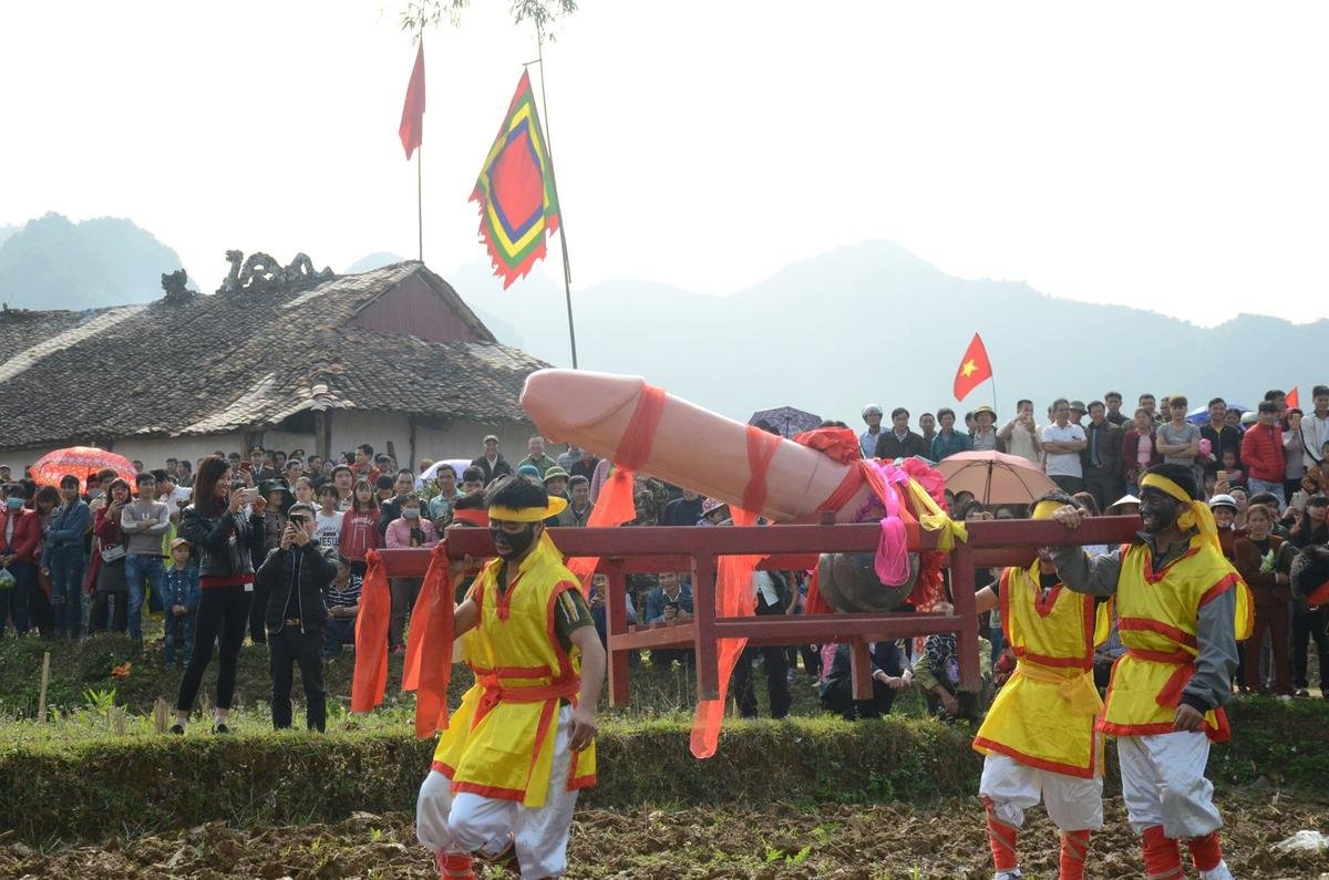 Chị em háo hức thi nhau sờ lên linh vật trong lễ hội ‘rước của quý’ độc nhất vô nhị Việt Nam Ảnh 1