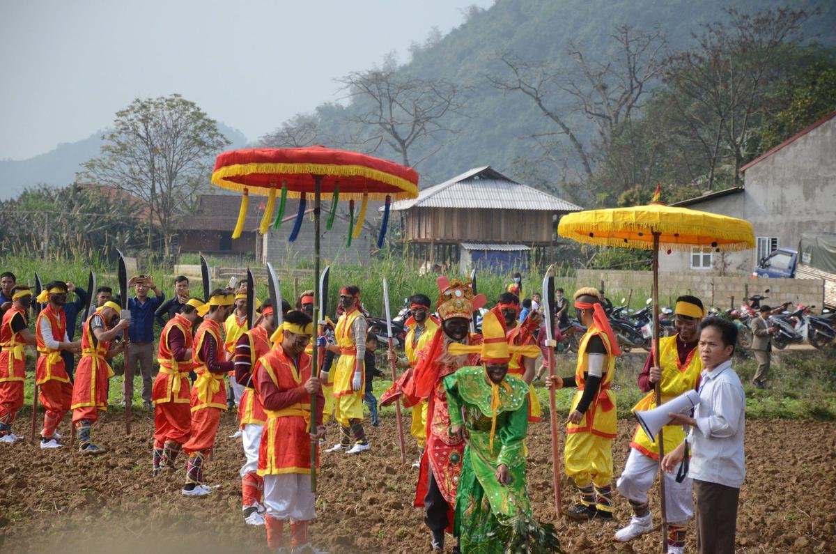 Chị em háo hức thi nhau sờ lên linh vật trong lễ hội ‘rước của quý’ độc nhất vô nhị Việt Nam Ảnh 3