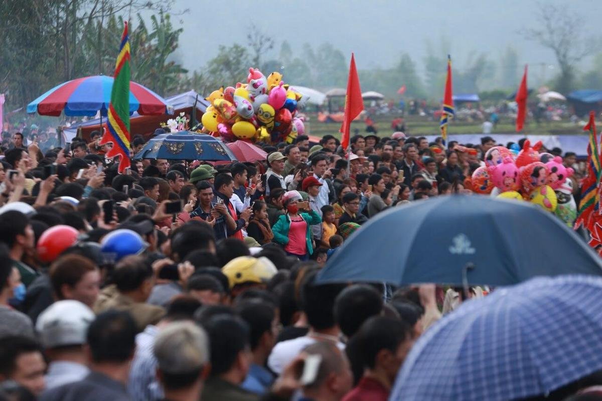 Chị em háo hức thi nhau sờ lên linh vật trong lễ hội ‘rước của quý’ độc nhất vô nhị Việt Nam Ảnh 6