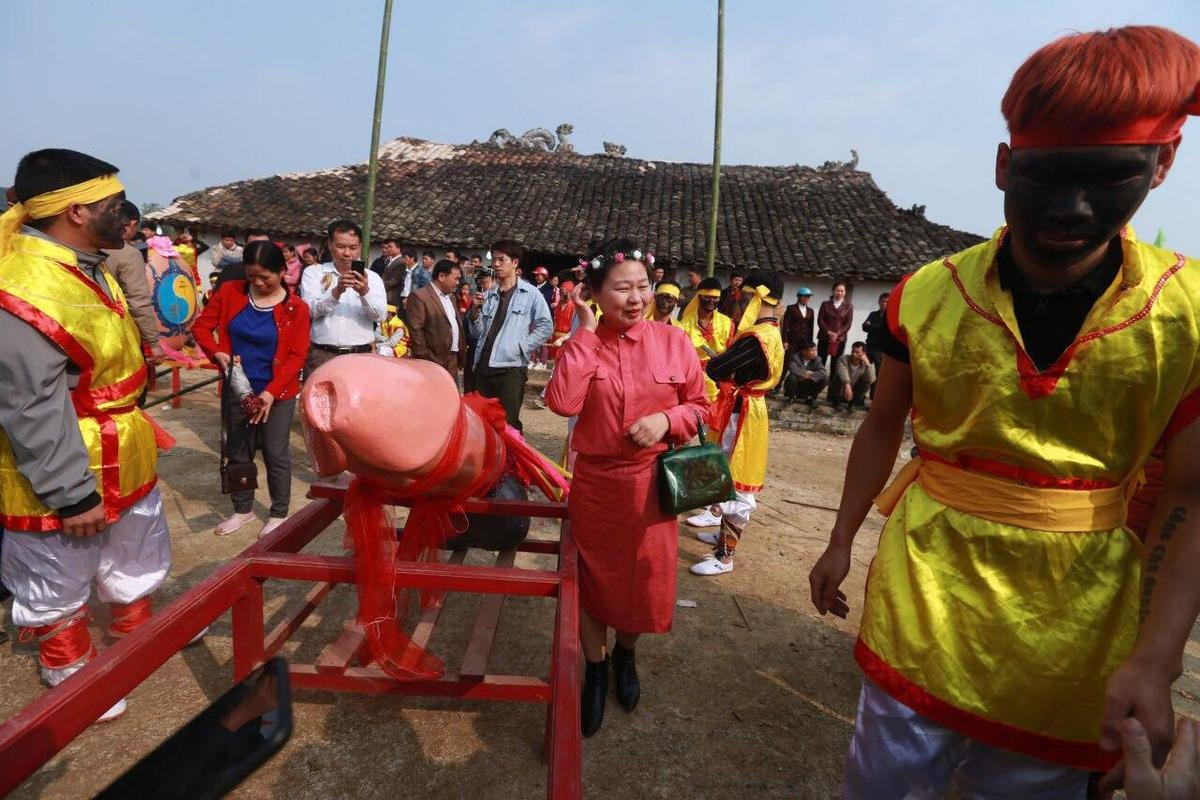 Chị em háo hức thi nhau sờ lên linh vật trong lễ hội ‘rước của quý’ độc nhất vô nhị Việt Nam Ảnh 5