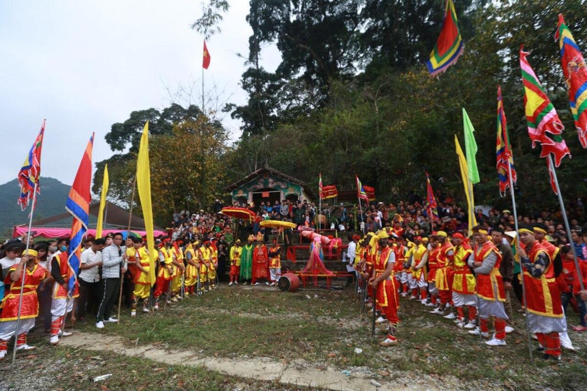 Chị em háo hức thi nhau sờ lên linh vật trong lễ hội ‘rước của quý’ độc nhất vô nhị Việt Nam Ảnh 4