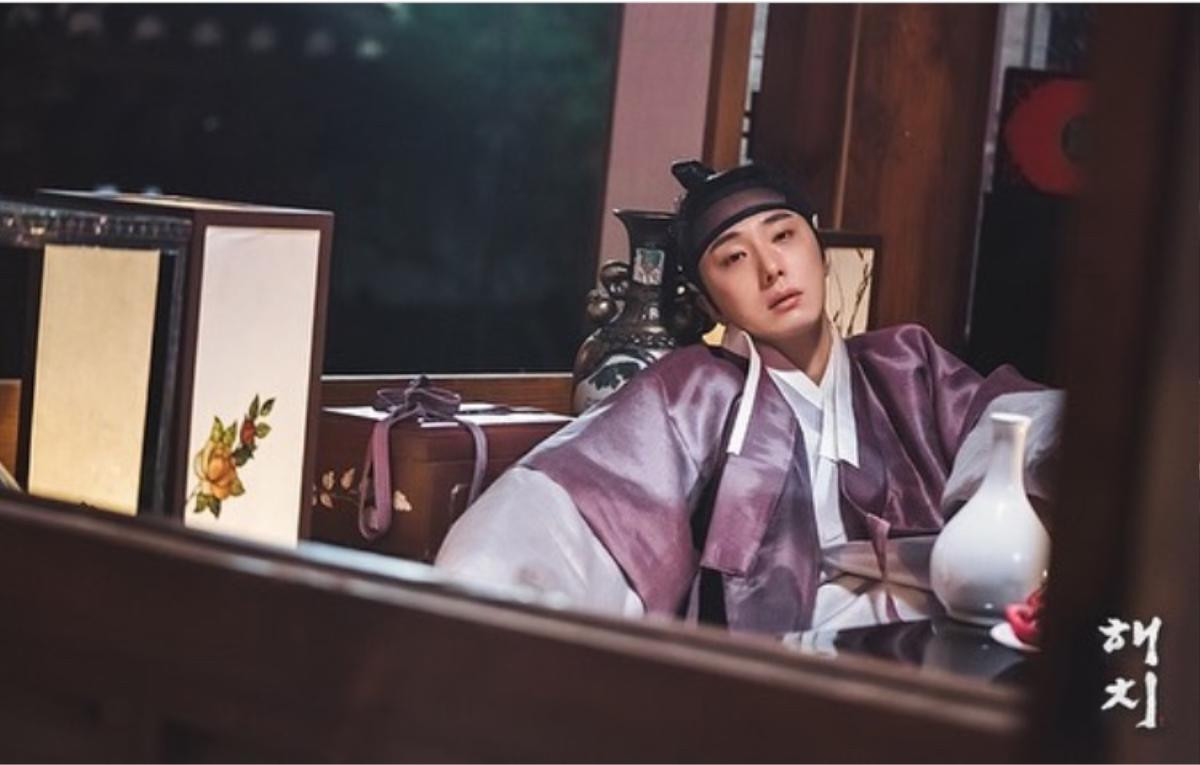 'Haechi' tập 4: Hoàng tử Jung Il Woo tự hủy hoại bản thân, khóc lóc thảm thiết Ảnh 1