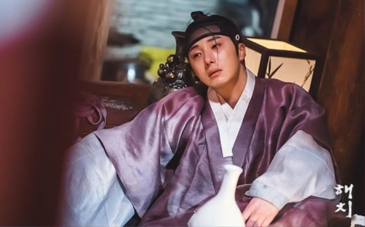 'Haechi' tập 4: Hoàng tử Jung Il Woo tự hủy hoại bản thân, khóc lóc thảm thiết Ảnh 2