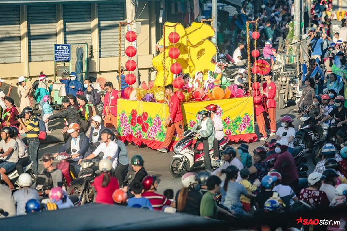 Hàng ngàn người Sài Gòn hào hứng đổ về phố người Hoa mừng Tết Nguyên tiêu Ảnh 1