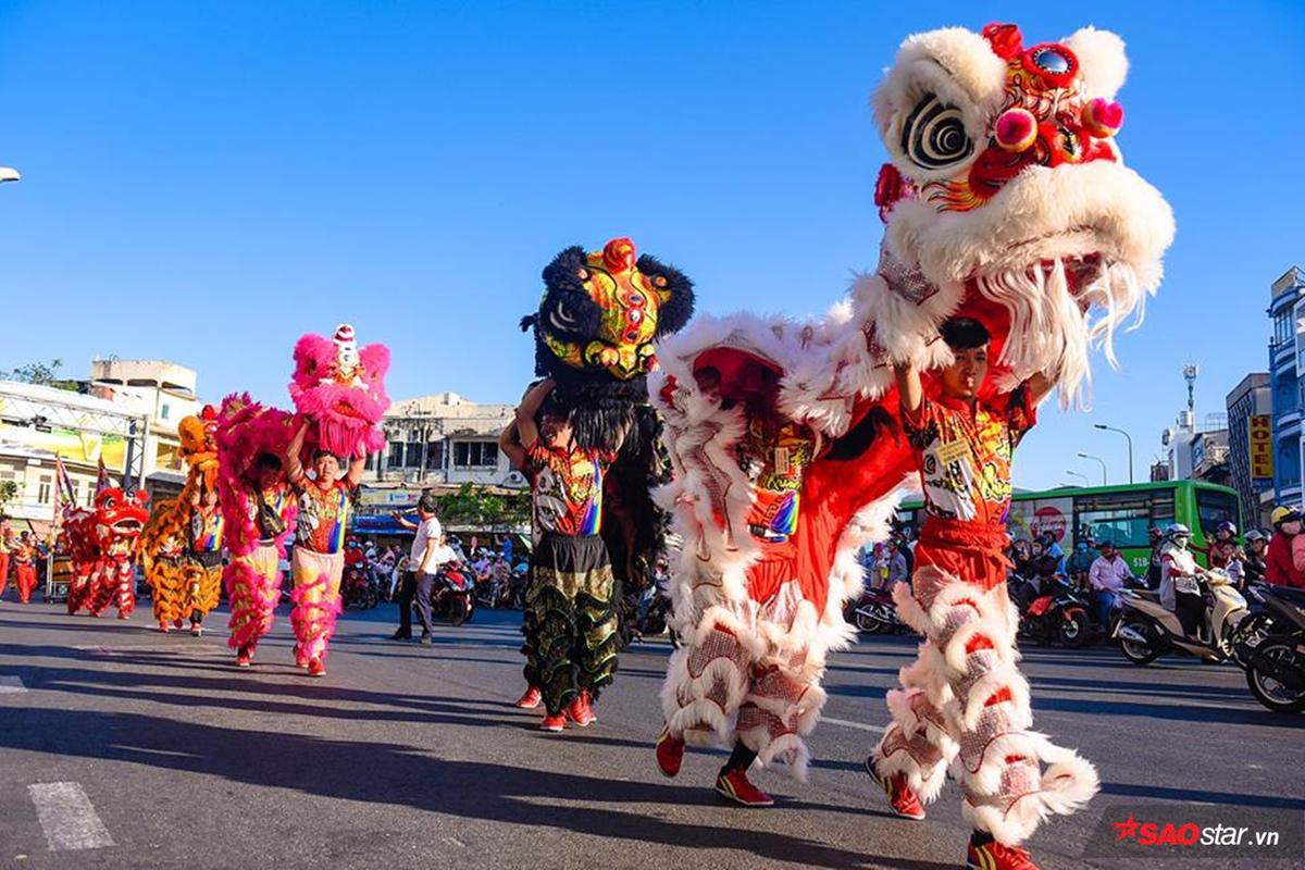 Hàng ngàn người Sài Gòn hào hứng đổ về phố người Hoa mừng Tết Nguyên tiêu Ảnh 3