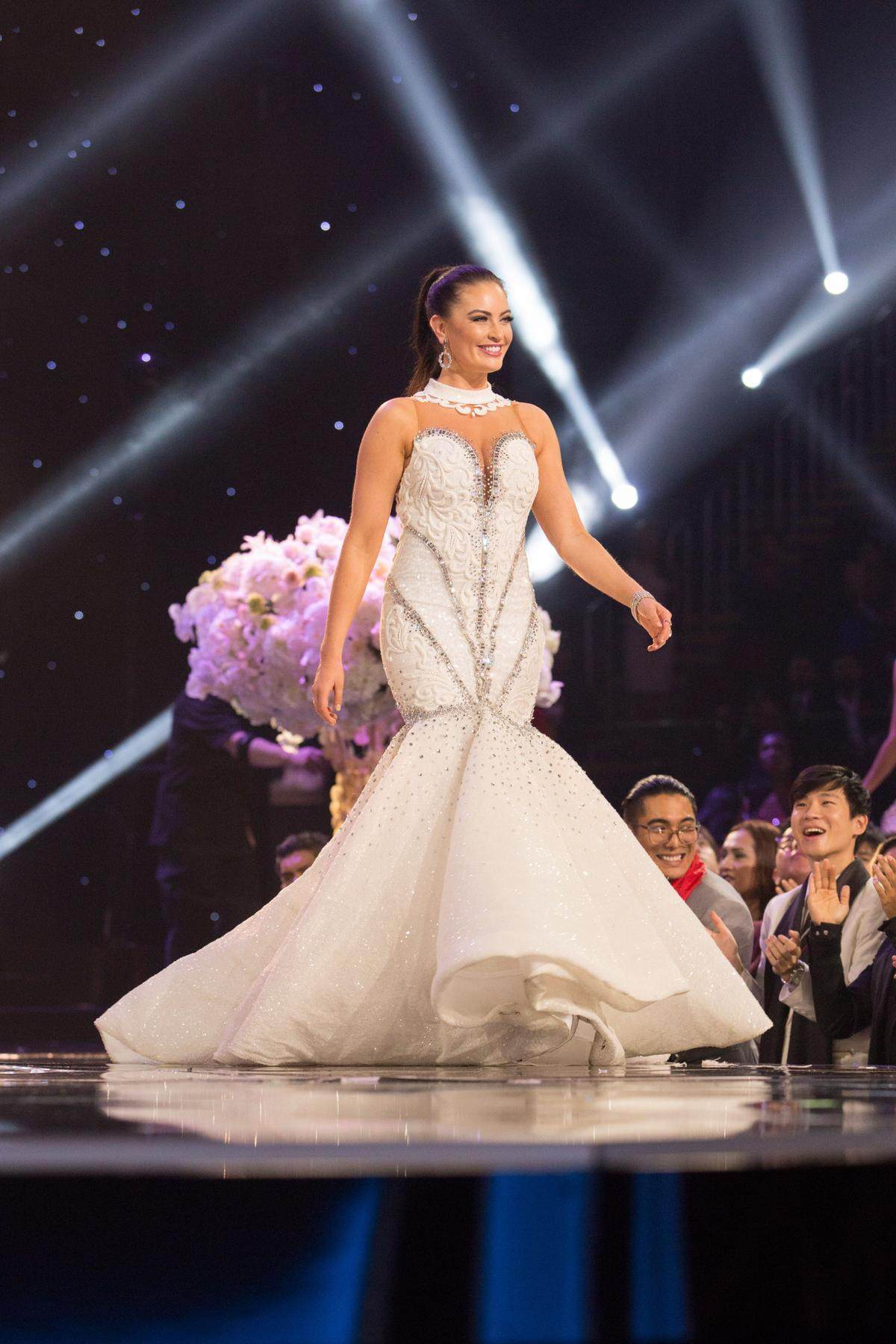 Muốn lập kỷ lục như H'Hen Niê, Hoàng Thùy nên loại ngay kiểu váy này ở Miss Universe 2019 Ảnh 4