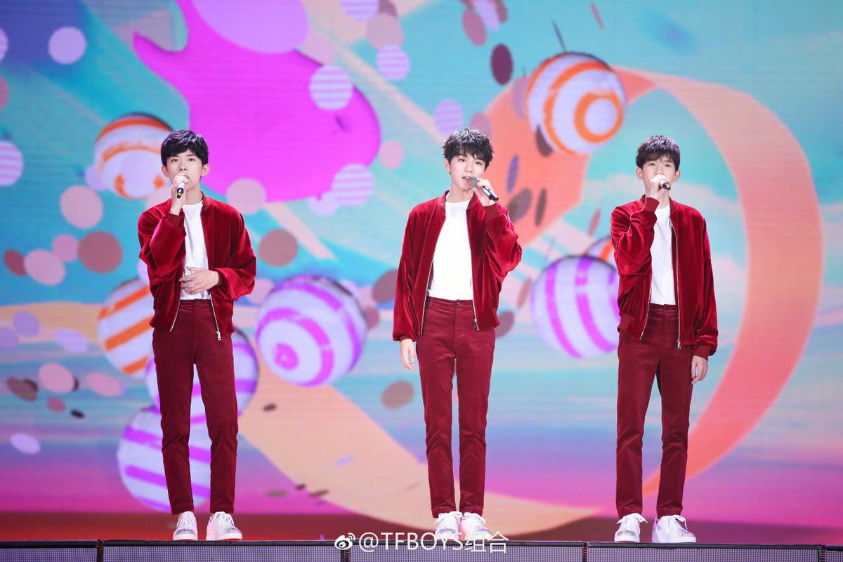 TFBOYS, Tần Lam, Trương Nghệ Hưng cùng La Vân Hi hâm nóng sân khấu 'Tết Nguyên Tiêu CCTV 2019' Ảnh 3