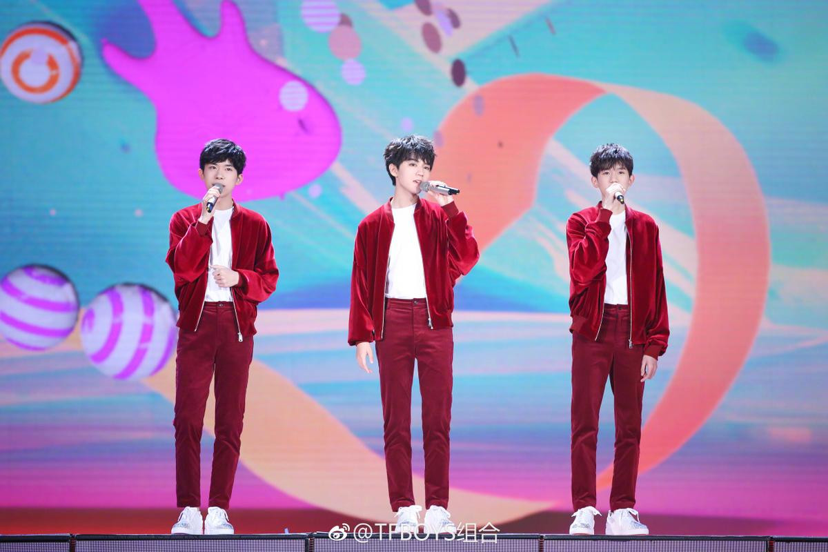 TFBOYS, Tần Lam, Trương Nghệ Hưng cùng La Vân Hi hâm nóng sân khấu 'Tết Nguyên Tiêu CCTV 2019' Ảnh 4