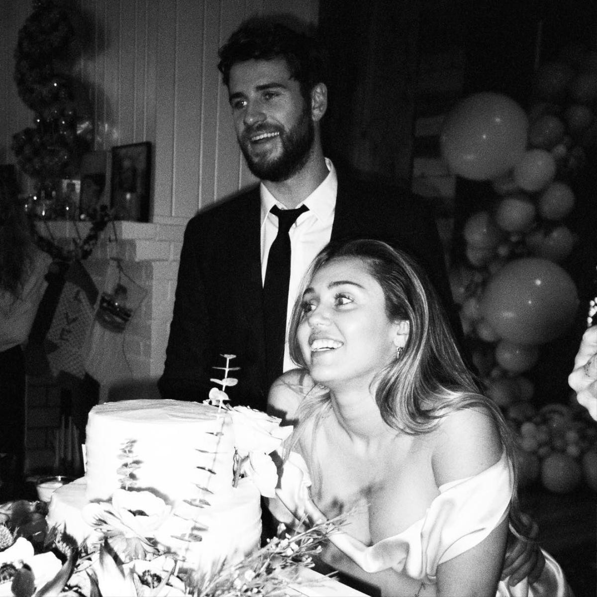 Vứt xó chú rể Liam, Miley đăng ảnh ‘quẩy tung giời’ với bạn bè trong ngày cưới Ảnh 3