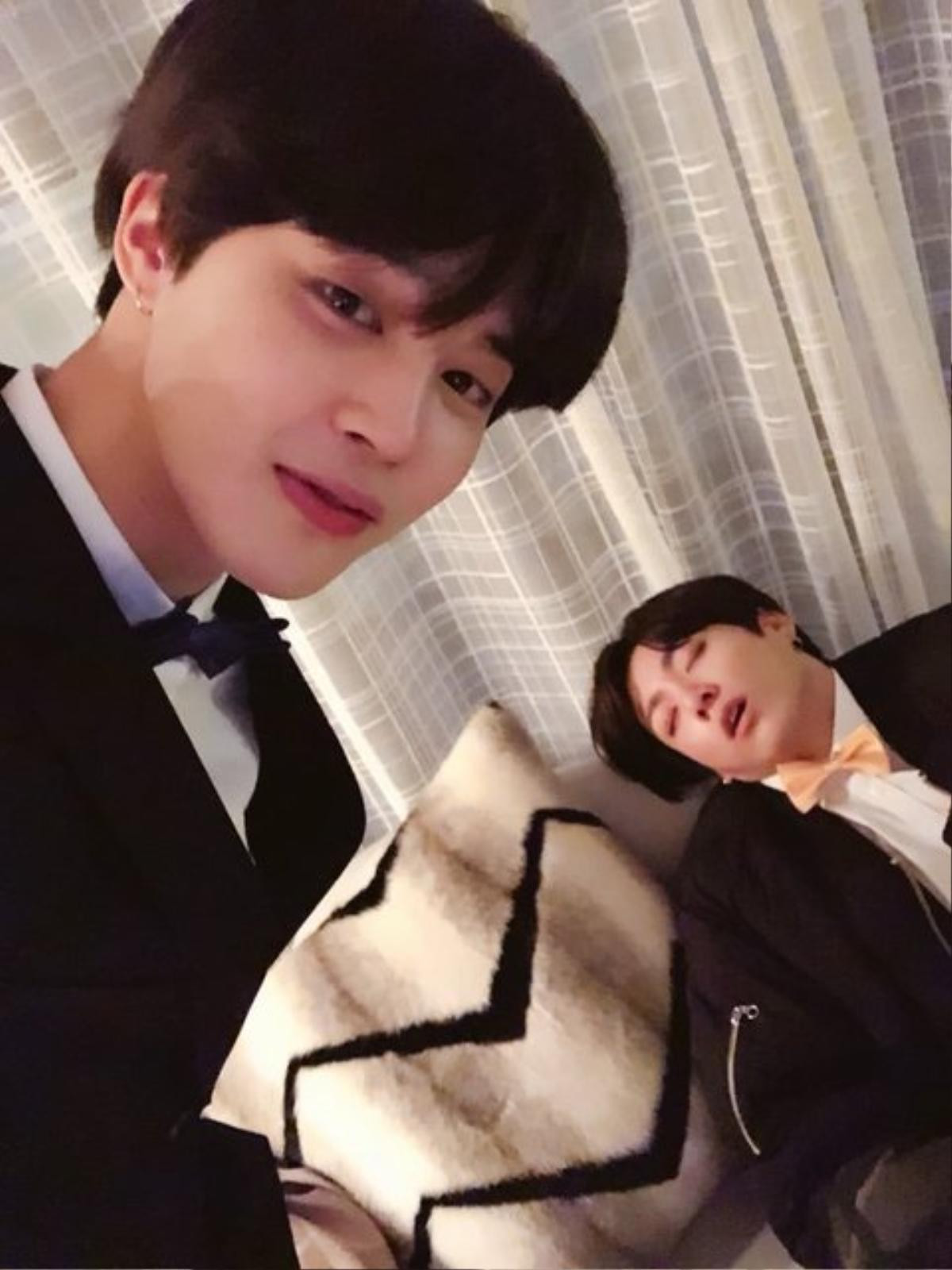 BTS: Em út Jungkook bị các anh chụp ảnh lén khi ngủ, nhưng phản ứng của netizen Hàn mới là điều gây bất ngờ Ảnh 2