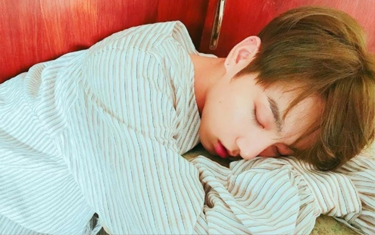 BTS: Em út Jungkook bị các anh chụp ảnh lén khi ngủ, nhưng phản ứng của netizen Hàn mới là điều gây bất ngờ Ảnh 7