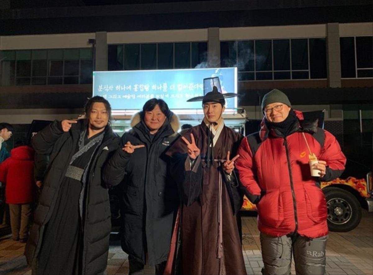 'Haechi': Rating ổn với cảnh dầm mưa ở thời tiết âm độ, Jung Il Woo chu đáo chuẩn bị 200 phần đồ ăn cho diễn viên - nhân viên làm phim Ảnh 8