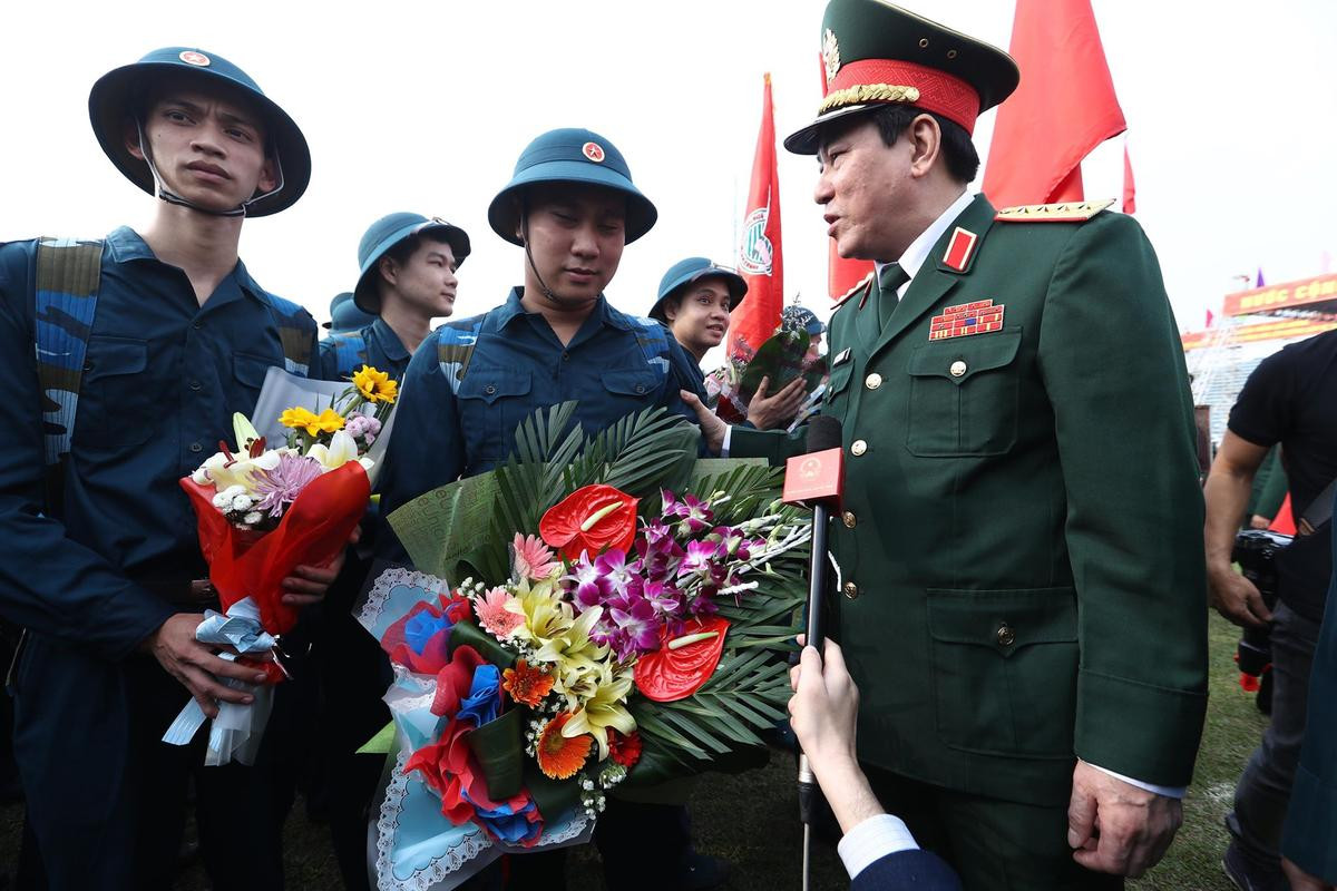 Chùm ảnh: Lưu luyến, bịn rịn trong buổi chia tay tiễn tân binh lên đường nhập ngũ Ảnh 3