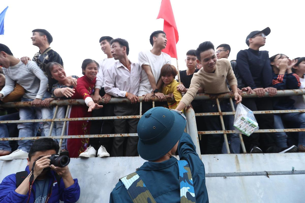 Chùm ảnh: Lưu luyến, bịn rịn trong buổi chia tay tiễn tân binh lên đường nhập ngũ Ảnh 5