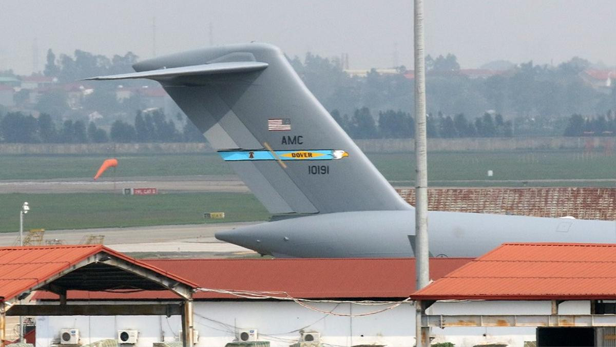 Boeing C-17 Globemaster III chở trực thăng của Tổng thống Mỹ Donald Trump đáp xuống sân bay Nội Bài Ảnh 1