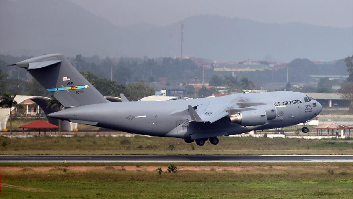 Boeing C-17 Globemaster III chở trực thăng của Tổng thống Mỹ Donald Trump đáp xuống sân bay Nội Bài Ảnh 2