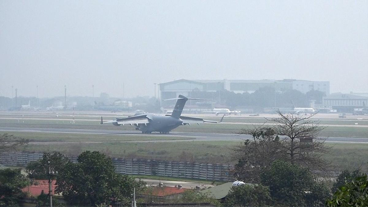 Boeing C-17 Globemaster III chở trực thăng của Tổng thống Mỹ Donald Trump đáp xuống sân bay Nội Bài Ảnh 3