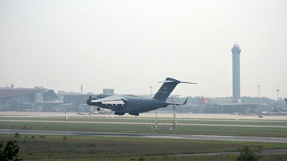 Boeing C-17 Globemaster III chở trực thăng của Tổng thống Mỹ Donald Trump đáp xuống sân bay Nội Bài Ảnh 4