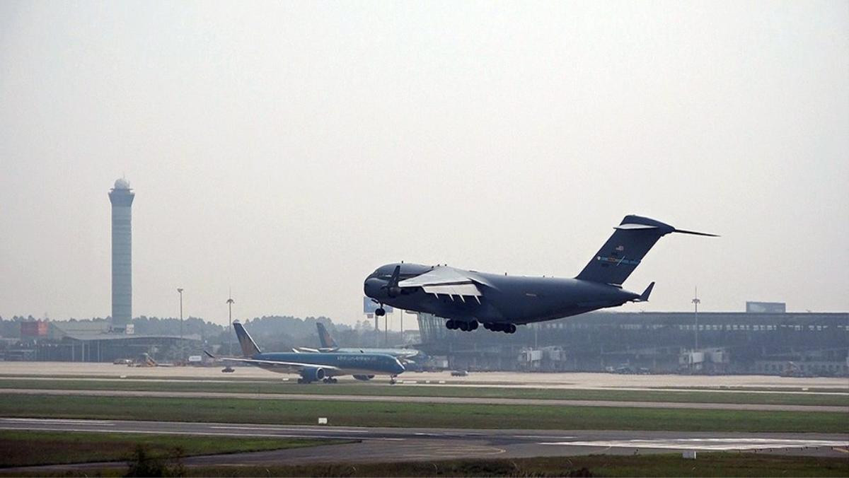 Boeing C-17 Globemaster III chở trực thăng của Tổng thống Mỹ Donald Trump đáp xuống sân bay Nội Bài Ảnh 6