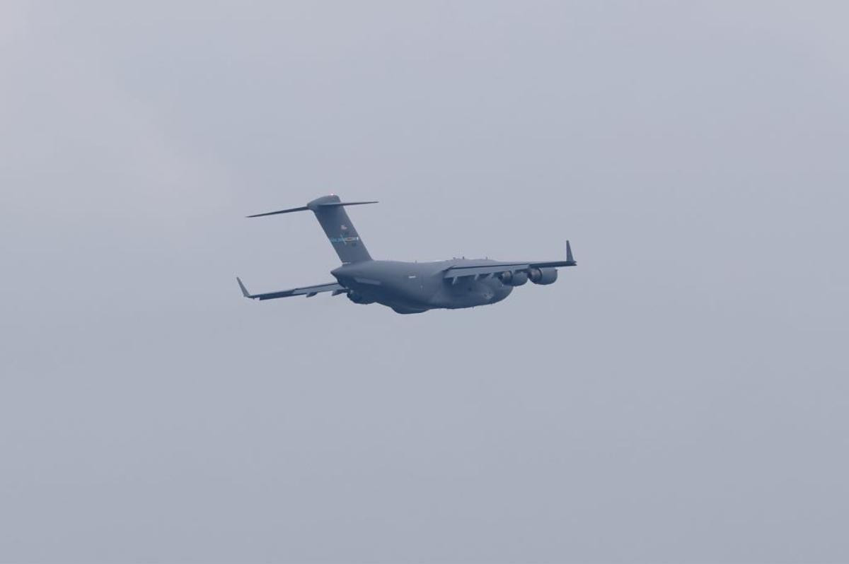 Boeing C-17 Globemaster III chở trực thăng của Tổng thống Mỹ Donald Trump đáp xuống sân bay Nội Bài Ảnh 14