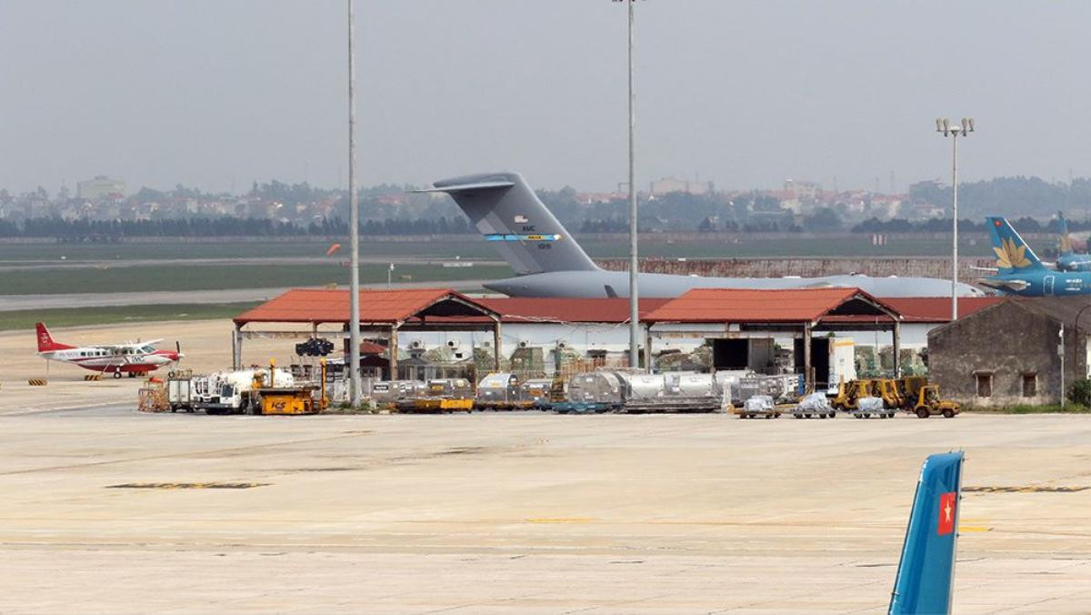 Boeing C-17 Globemaster III chở trực thăng của Tổng thống Mỹ Donald Trump đáp xuống sân bay Nội Bài Ảnh 8