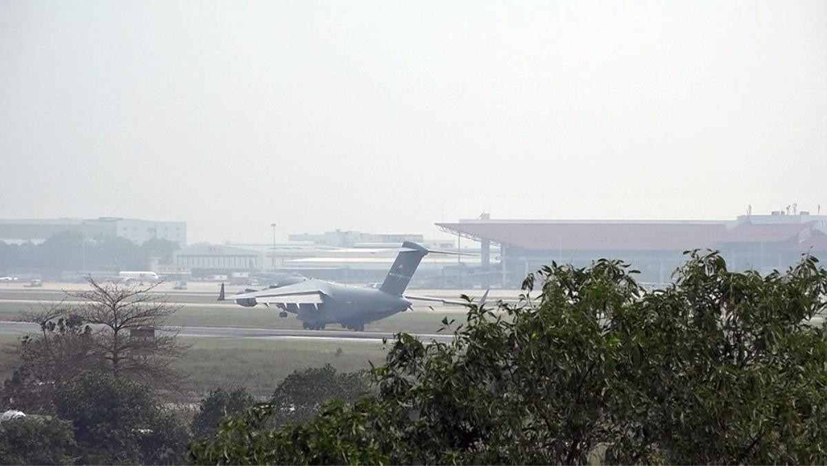 Boeing C-17 Globemaster III chở trực thăng của Tổng thống Mỹ Donald Trump đáp xuống sân bay Nội Bài Ảnh 9