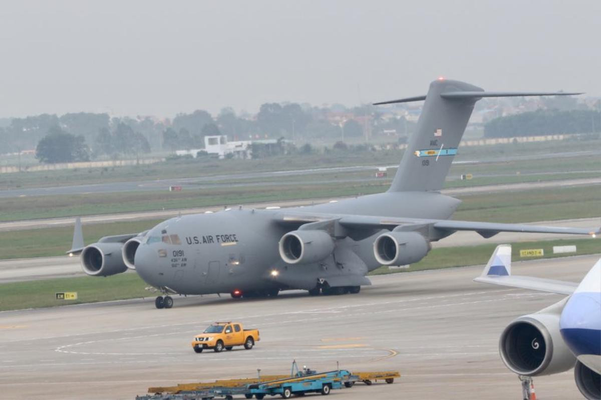 Boeing C-17 Globemaster III chở trực thăng của Tổng thống Mỹ Donald Trump đáp xuống sân bay Nội Bài Ảnh 13