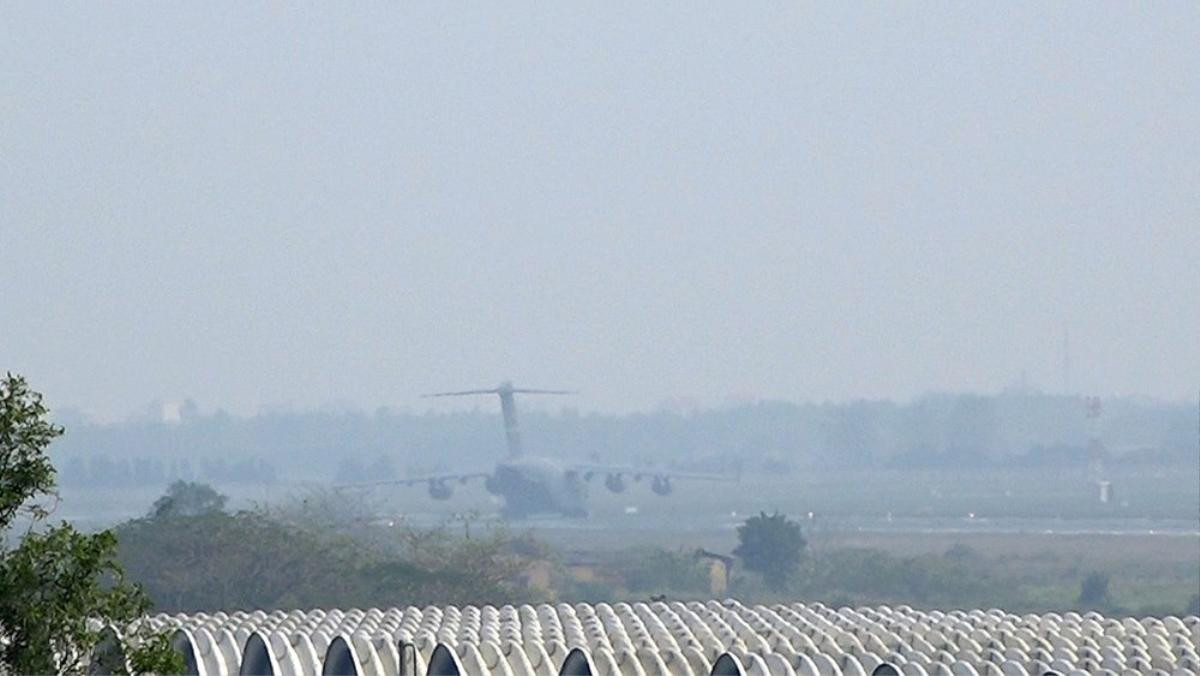 Boeing C-17 Globemaster III chở trực thăng của Tổng thống Mỹ Donald Trump đáp xuống sân bay Nội Bài Ảnh 11