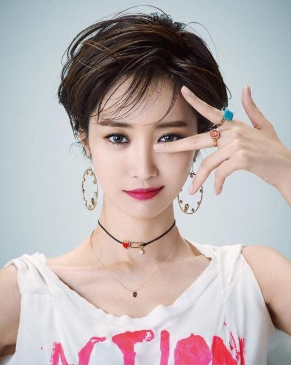 IU tặng tập sách ảnh cho team của mình - 'Cô nàng xinh đẹp' Go Jun Hee rời khỏi nhà YG Entertainment Ảnh 3