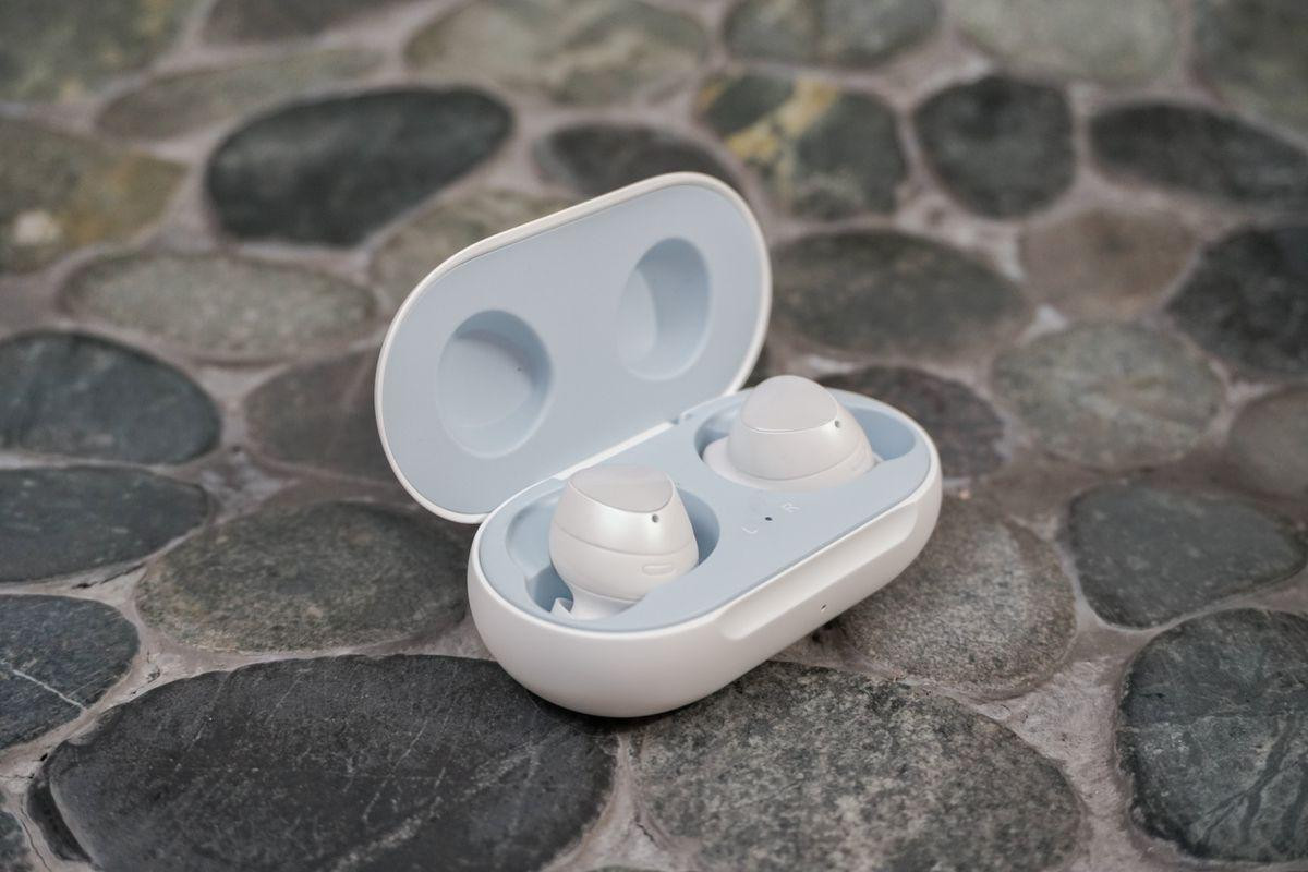 Samsung ra mắt tai nghe không dây Galaxy Buds: Bluetooth 5.0 tiết kiệm điện năng, hỗ trợ sạc không dây Ảnh 1