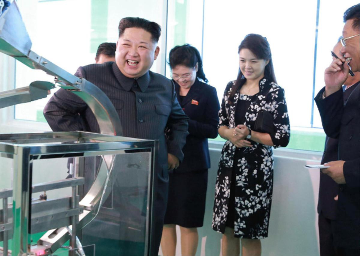 Phu nhân Chủ tịch Kim Jong Un khiến người dân Triều Tiên tự hào nhờ mặc đẹp Ảnh 9