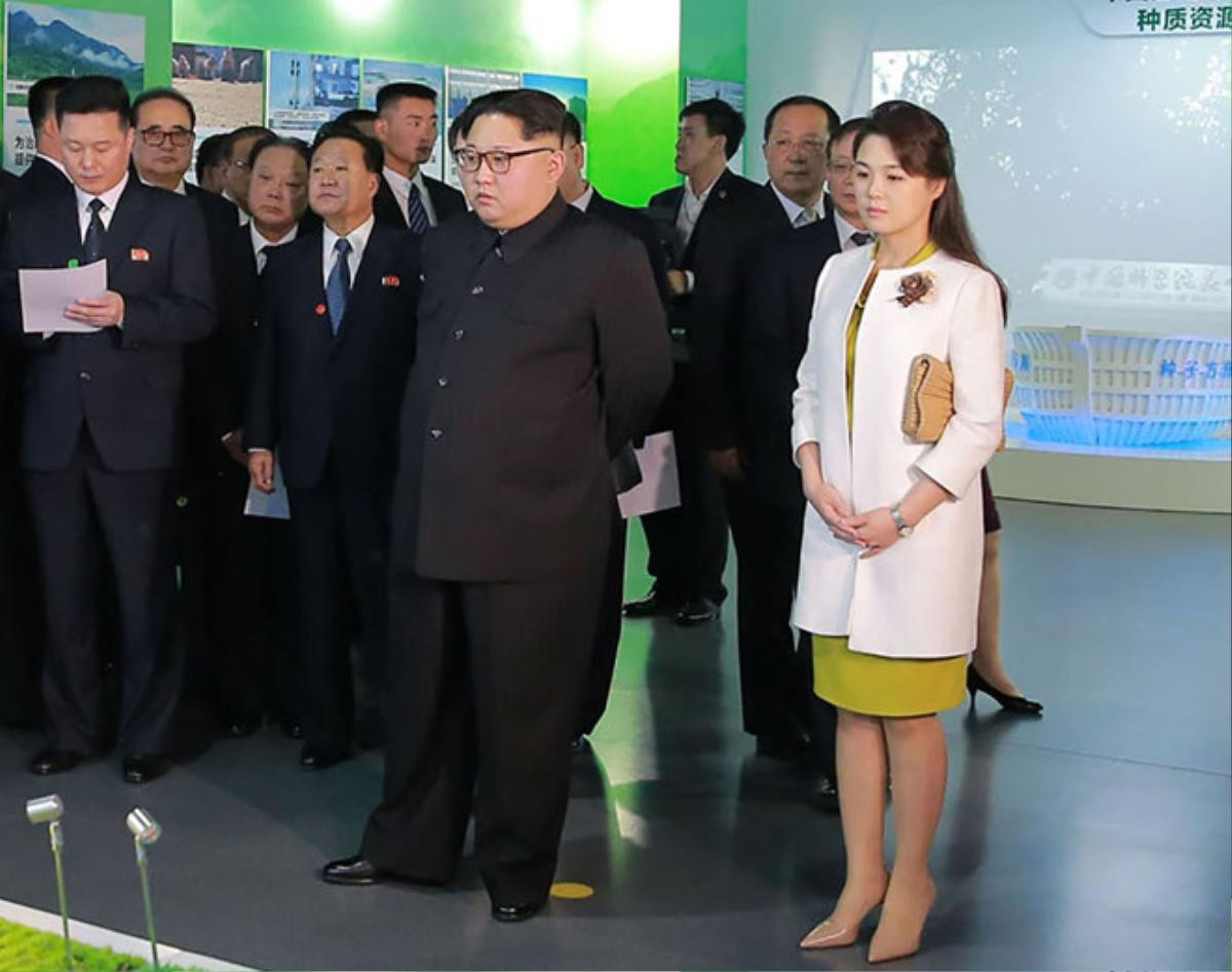 Phu nhân Chủ tịch Kim Jong Un khiến người dân Triều Tiên tự hào nhờ mặc đẹp Ảnh 8