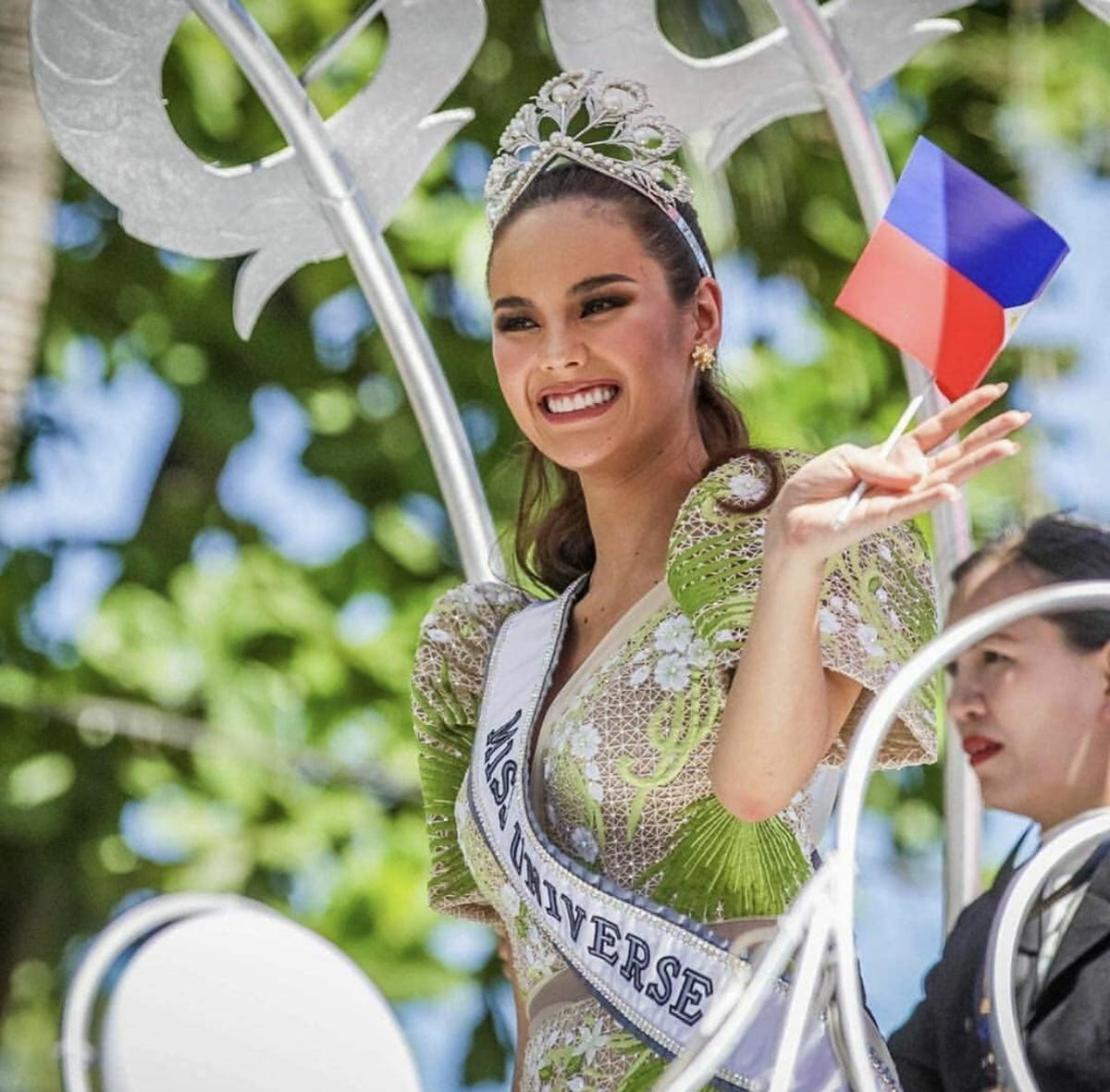 Cùng là diễu hành sau đăng quang Miss Universe nhưng Pia Wurtzbach và Catriona Gray lại khác biệt thế này! Ảnh 14