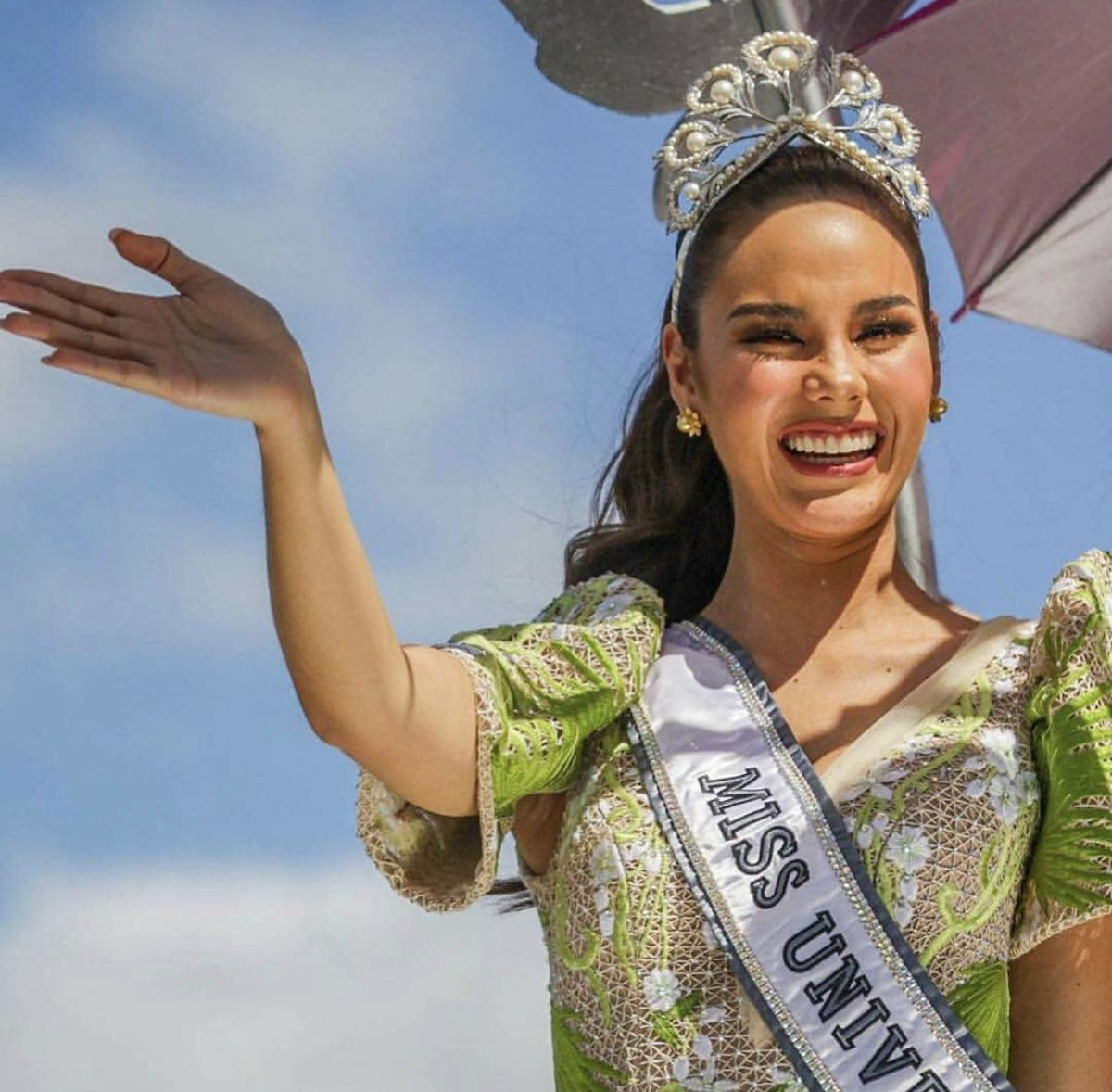 Cùng là diễu hành sau đăng quang Miss Universe nhưng Pia Wurtzbach và Catriona Gray lại khác biệt thế này! Ảnh 13