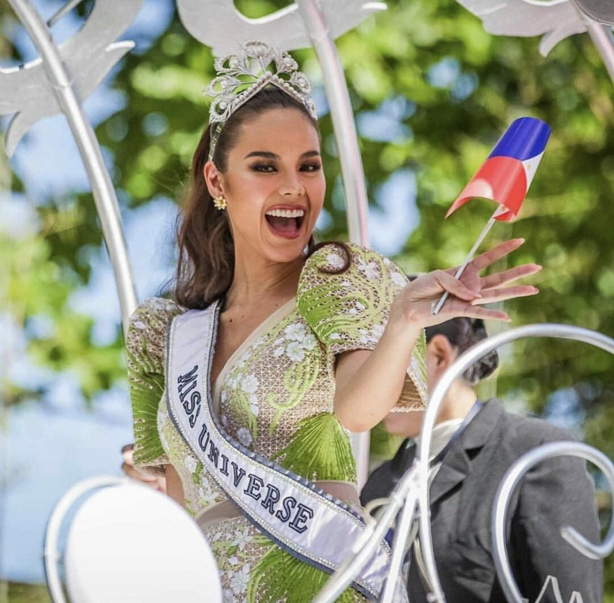 Cùng là diễu hành sau đăng quang Miss Universe nhưng Pia Wurtzbach và Catriona Gray lại khác biệt thế này! Ảnh 12